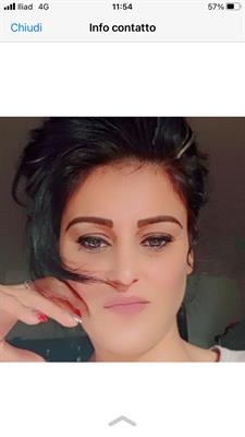 Signora esperta in igienizzazione domestica