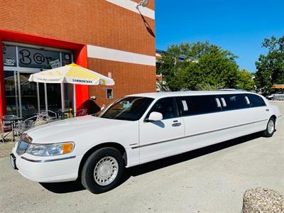 Limousine Lincoln town car
