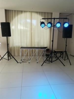 Noleggio Effetti luci Par su asta piu Casse JBL e tavolino