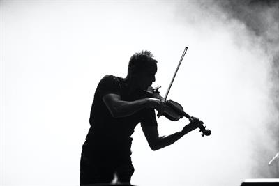 Violinista ad Alba e Brà